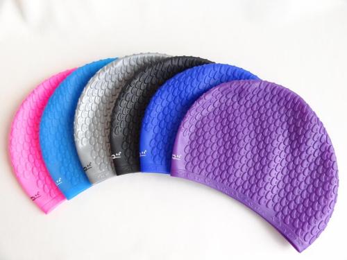 游泳戴硅膠的好還是布的好，硅膠泳帽和布泳帽哪個(gè)更舒服？